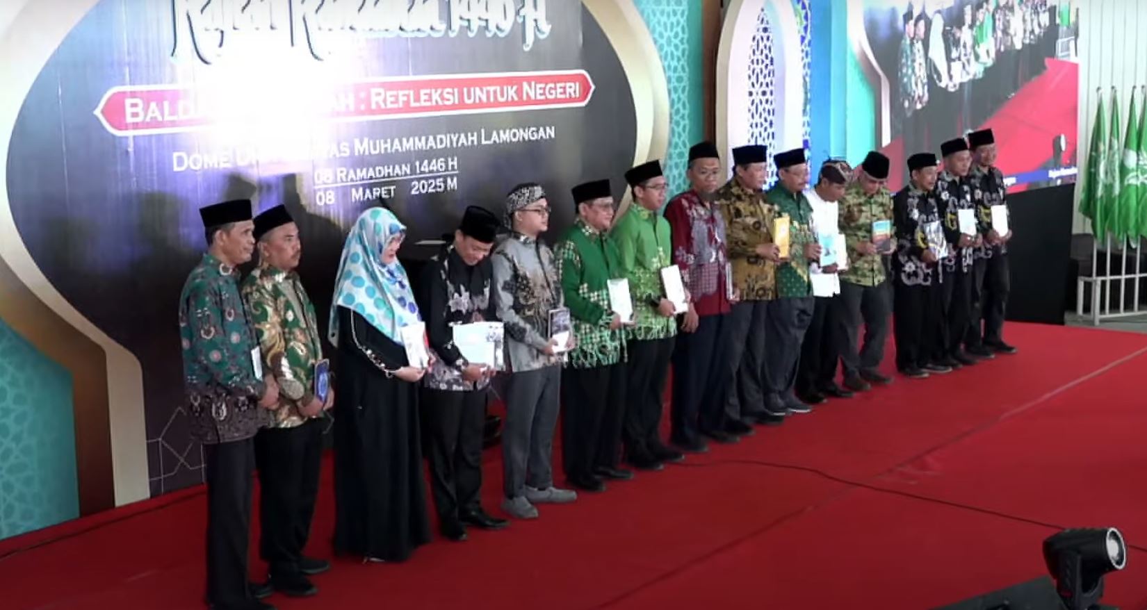 19 penulis buku yang karyanya diresmikan hari ini, Sabtu (8/3/2025) dalam Kajian Ramadan 1446 H/2025 M PWM Jawa Timur yang digelar di Dome UMLA. (Foto: Ubay NA)