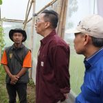 Ketua DPW PAN Jatim, Ahmad Rizki Sadig (tengah), saat mengunjungi Sedesa Farm di Solokuro, Lamongan, pada Ahad (23/3/2025). (Foto: Amanat)