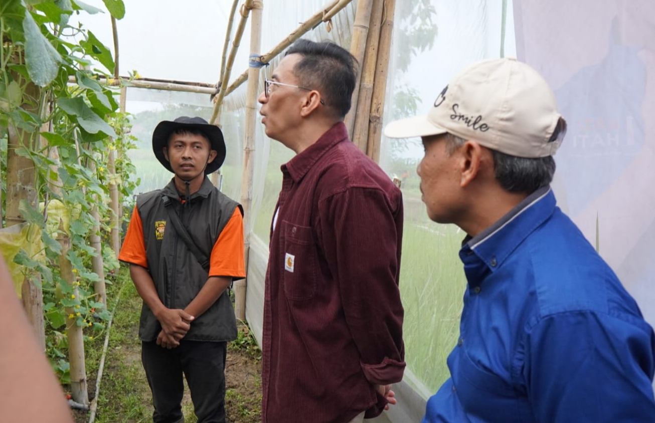 Ketua DPW PAN Jatim, Ahmad Rizki Sadig (tengah), saat mengunjungi Sedesa Farm di Solokuro, Lamongan, pada Ahad (23/3/2025). (Foto: Amanat)