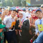 Para murid SMA berswafoto bersama Gubernur Jawa Timur Khofifah Indar Parawansa. (Foto:IST)