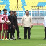 Presiden RI Prabowo Subianto (dua dari kanan) bersama Ketua Umum PSSI Erick Thohir (paling kanan), meresmikan 17 stadion se-Indonesia secara serentak terpusat dari Stadion Gelora Delta, Sidoarjo, Senin (17/3/2025). (Foto: Tangkapan layar/ Ubay NA)