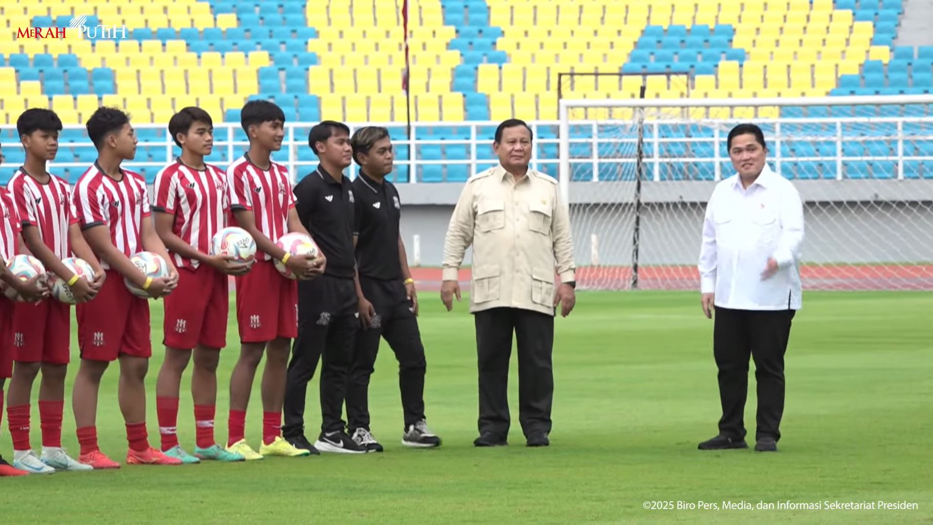 Presiden RI Prabowo Subianto (dua dari kanan) bersama Ketua Umum PSSI Erick Thohir (paling kanan), meresmikan 17 stadion se-Indonesia secara serentak terpusat dari Stadion Gelora Delta, Sidoarjo, Senin (17/3/2025). (Foto: Tangkapan layar/ Ubay NA)