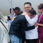 Menlu RI, Sugiono (kemeja putih), memeluk salah seorang WNI korban online scam yang berhasil dipulangkan kembali ke tanah air. (Foto: IST)