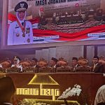 Khofifah-Emil (paling kiri) dalam prosesi sertijab Gubernur Jawa Timur, pada rapat paripurna istimewa DPRD Jatim, Sabtu (1/3/2025). (Foto:IST)