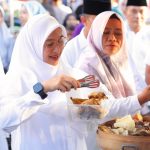 Bupati Banyuwangi Ipuk Fiestiandani, membawa wadah sendiri saat berbelanja takjil untuk berbuka puasa. (Foto: Humas Pemkab Banyuwangi)
