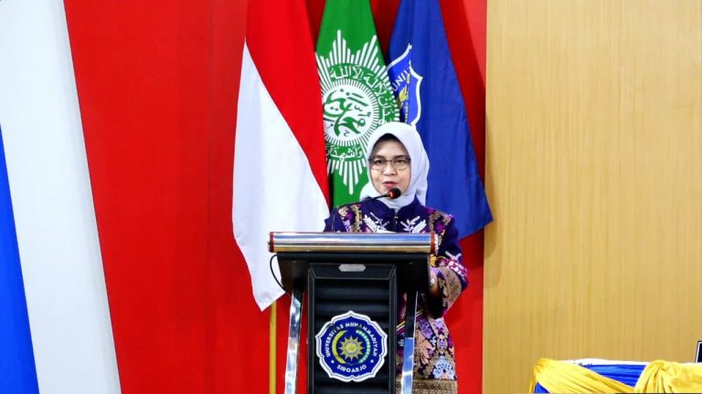 Sekretaris Ditjen Dikti Kemdiktisaintek RI, Prof Dr Ir Aisyah Endah Palupi MPd, saat menyampaikan sambutan dan arahan usai meresmikan Prodi Kedokteran Umsida, Sabtu (12/4/2025). (Foto: Ubay NA)