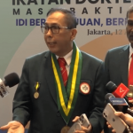 Dr dr Slamet Budiarto SH MHKes (kiri) berbicara kepada awak media usai resmi dilantik sebagai Ketua Umum PB IDI. (Foto: Ubay NA/ IST)