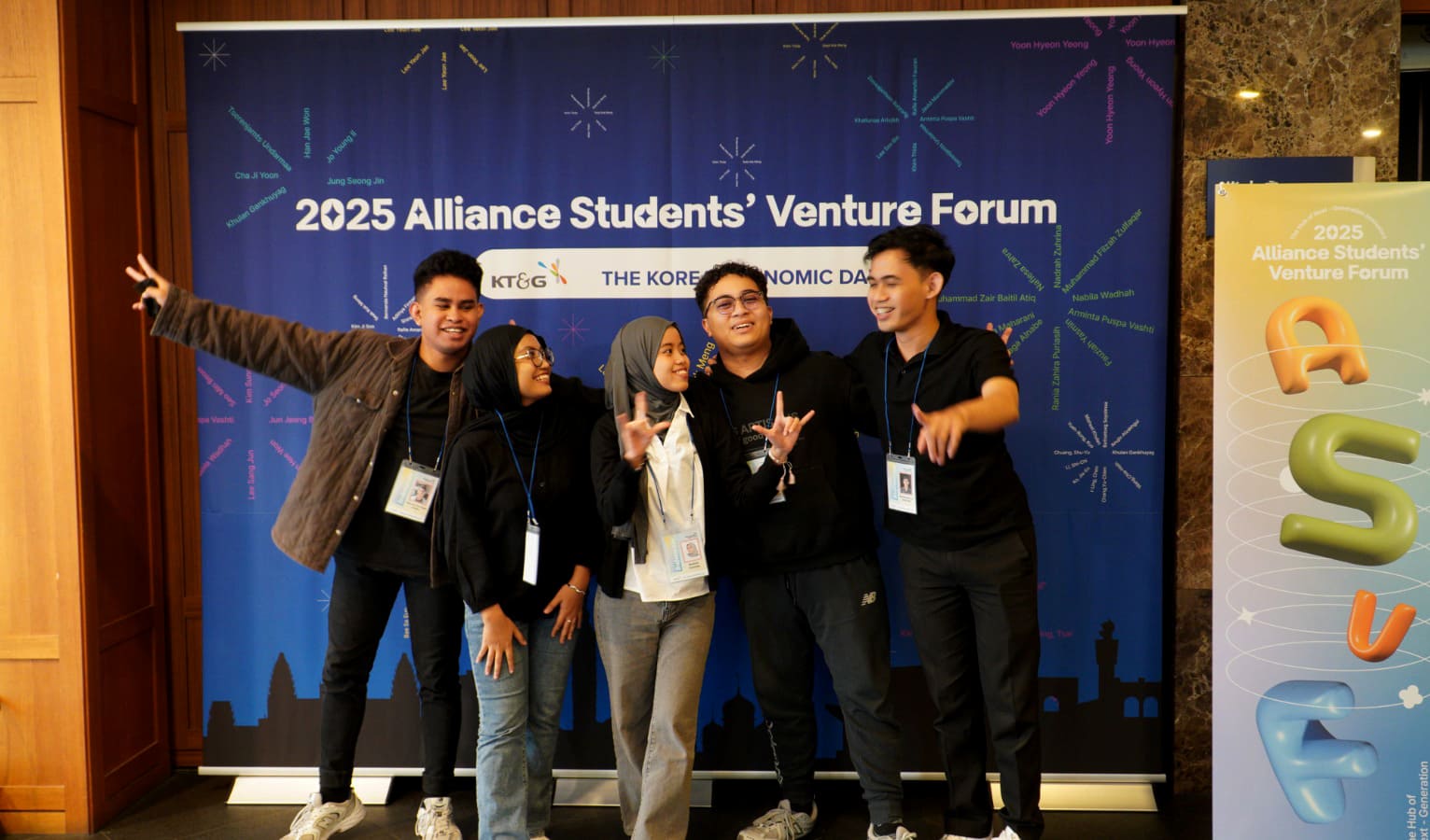 Dua mahasiswa UMM memaparkan ide bisnis dalam Korean Economic Daily, 2-8 April 2025. (Foto: Dok. UMM)