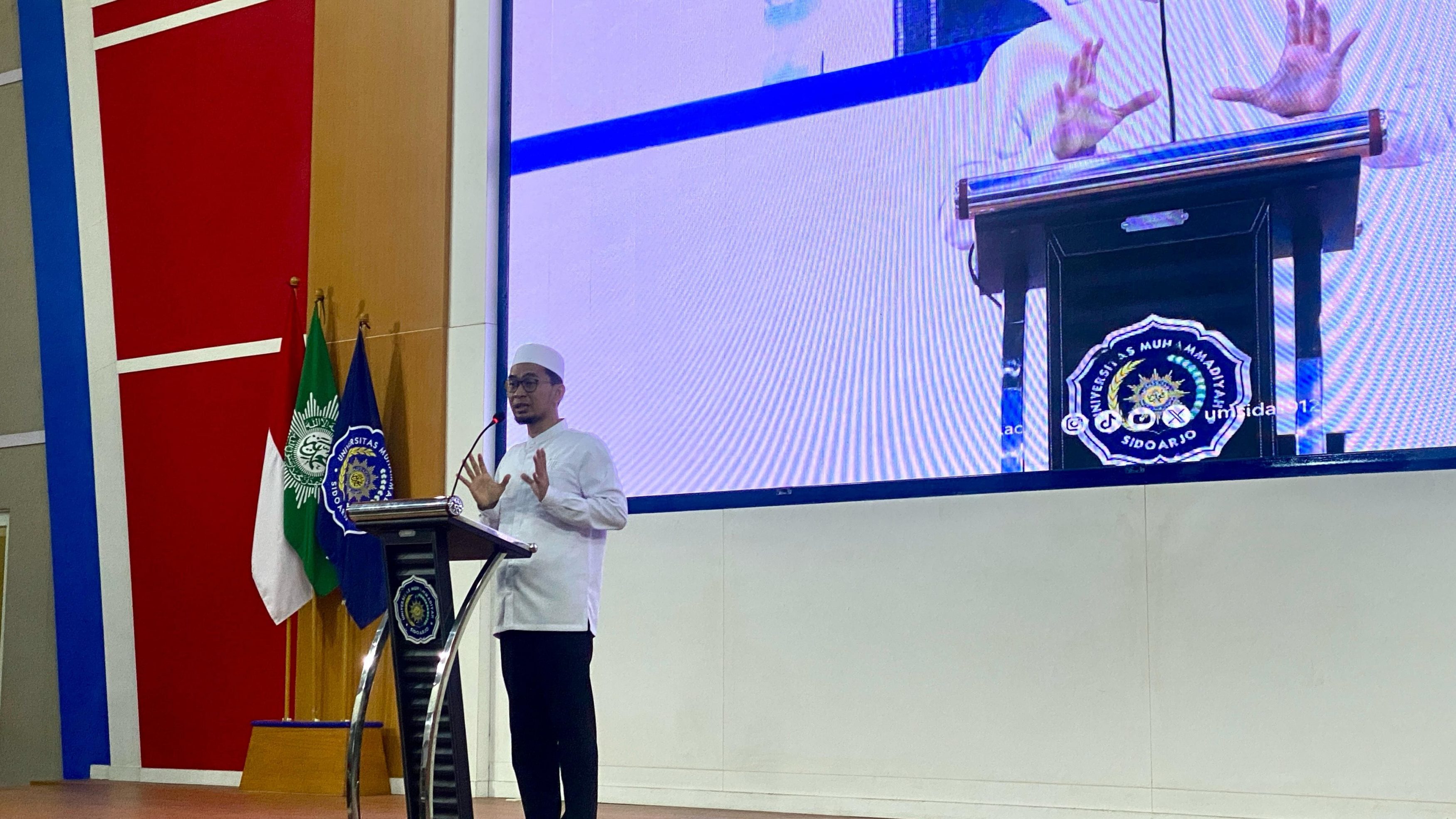 Ustaz Adi Hidayat memberikan tausiyah dalam Halal Bihalal PWM Jatim di Umsida, Sabtu (26/4/2025). (Foto: Lia)