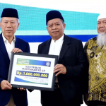 Sekretaris PWM Jatim Prof Biyanto (tengah) menyerahkan bantuan dana untuk Muktamar ke-49 Muhammadiyah tahun 2027 secara simbolis kepada Ketua PP Muhammadiyah Prof Syafiq A Mughni (kiri), bersama Bendahara PWM Jatim deh Zainul Muslimin. (Foto: Ubay NA)