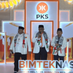 Presiden PKS Ahmad Syaikhu (tengah), saat konferensi pers di sela Bimteknas dan Konsolnas Fraksi PKS DPR RI dan DPRD di Hotel Bidakara, Jakarta, Senin (28/4/2025). (Foto: Ubay NA)
