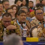 Presiden KSPI Said Iqbal (memegang microphone) saat Sarasehan Ekonomi, Selasa (8/4/2025). (Foto: Tangkapan layar/ Zaki)