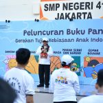 Mendikdasmen RI, Abdul Mu'ti, menyampaikan samutan dan arahan dalam Peluncuran Buku Panduan Gerakan 7 Kebiasaan Anak Indonesia Hebat pada giat Pagi Ceria di SMP Negeri 41 Jakarta, Jumat (11/4/2025). (Foto: Humas Kemendikdasmen)