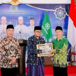 Wakil Bupati Sampang Ahmad Mahfudz (tengah), mewakili Bupati Sampang Slamet Junaidi, menerima penghargaan MSA 2025 dari Ketua PDM Sampang Ust Mughni Musa (kanan), disaksikan Ketua PWM Jatim Dr dr Sukadiono MM. (Foto: Sholeh)