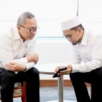 Menko Pangan Zulkifli Hasan (kiri) berdiskusi dengan Ustaz Adi Hidayat di Kantor Kemenko Bidang Pangan, Rabu (16/4/2025). (Foto: @zul.hasan)