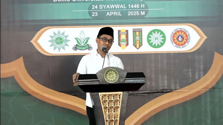 Anggota Komisi VI DPR RI Fraksi Partai Golkar, Ahmad Labib, menyampaikan sambutan dalam Tabligh Akbar dan Halal Bihalal 1446 H yang diadakan PDM Lamongan di Dome UMLA, Rabu (23/4/2025). (Foto: Ubay NA)