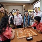 Wamendikdasmen Fajar Riza Ul Haq (batik, syal biru), berinteraksi dengan para murid Yayasan Putra Harapan (Puhua), usai meresmikan Pusat Bahasa Mandarin yang dibangun lembaga pendidikan tersebut, Kamis (10/4/2025). (Foto: Humas Kemendikdasmen)
