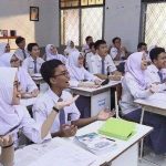 Siswa-siswi SMA mengikuti pembelajaran di kelas. (Foto: Majalah Nurani)