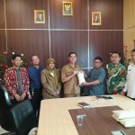 Penyerahan hasil uji laboratorium beras biosaka produksi para petani Jatam Bojonegoro, Selasa (22/4/2025). (Foto: IST)