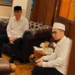 Ustaz Adi Hidayat (kanan) berdiskusi dengan Mendes PDT Yandri Susanto dalam kunjungannya, Selasa (15/4/2025). (Foto: Tangkapan layar)