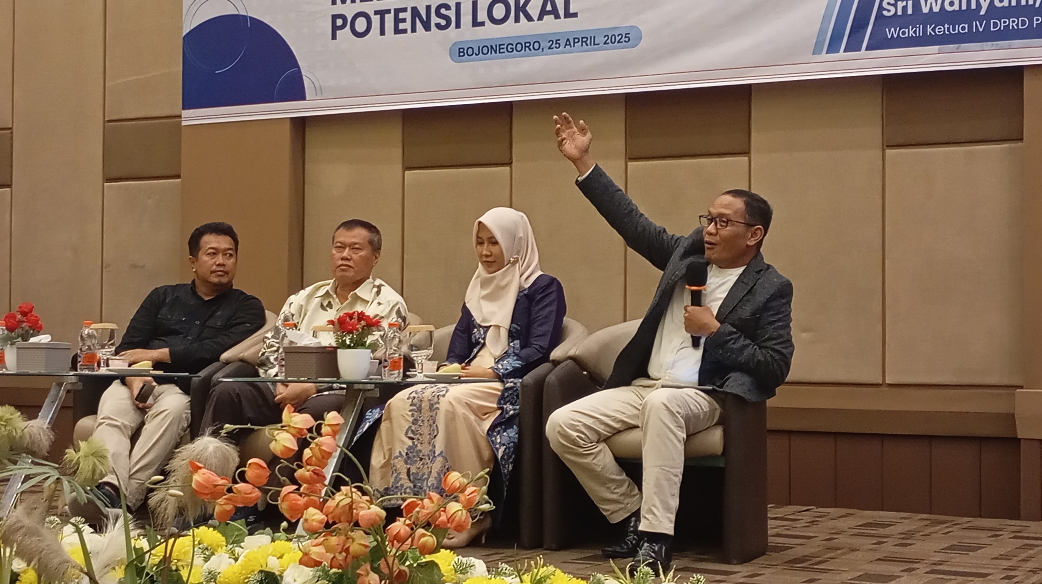 Dari kanan: Wakil Ketua PWM Jatim, M Khoirul Abduh, Wakil Ketua DPRD Jatim Sri Wahyuni, Ketua LHKP PWM Jatim Muhammad Mirdasy. (Foto: Ubay NA)