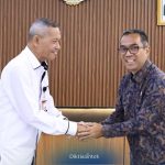 Mendiktisaintek Prof Brian Yuliarto dan pimpinan KPK menandatangani kesepakatan untuk menyelenggarakan pendidikan antikorupsi di segala jenjang. (Foto: Humas Kemdiktisaintek)