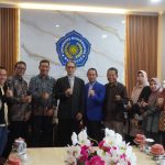 Ketua Majelis Diktilitbang PP Muhammadiyah, Prof Bambang Setiaji (tengah, jas hitam), usai menghadiri FGD di Unismuh Makassar, Selasa (8/4/2025). (Foto: Humas Unismuh)