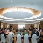 Direktur GreenFaith Indonesia, Hening Purwati Parlan, saat memandu FGD. (Foto: Muhammadiyah)