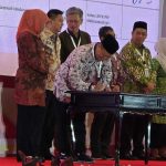 Ketua LHKP PWM Jatim, Muhammad Mirdasy, menandatangani Berita Acara Musrenbang Provinsi Jawa Timur di Shangri-La Hotel, Surabaya, Selasa (29/4/2025). (Foto: IST)