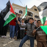 Warga Gaza, Palestina tumpah ruah ke jalan merayakan gencatan senjata Israel-Hamas, Ahad (19/1/2025) lalu, yang kini mengalami kegagalan. (Foto: SS Al Jazeera)