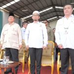 Dari kiri: Menko Bidang Pangan Zulkifli Hasan (Zulhas), Presiden RI Prabowo Subianto, dan Ustaz Adi Hidayat (UAH), dalam peluncuran Gerakan Indonesia Menanam di Banyuasin, Rabu (23/4/2025). (Foto: Tangkapan layar/ Ubay NA)