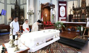 Presiden Prabowo Melayat Uskup Emeritus Petrus Turang di Katedral Jakarta