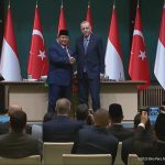 Presiden RI Prabowo Subianto berjabat tangan dengan Presiden Turki Recep Tayyip Erdogan, usai menyepakati sejumlah kerja sama antara kedua negara, di Ankara, Turki, pada Kamis (10/4/2025) waktu setempat. (Foto: Tangkapan layar/ Ubay NA)