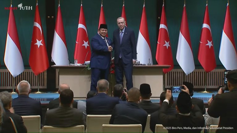 Presiden RI Prabowo Subianto berjabat tangan dengan Presiden Turki Recep Tayyip Erdogan, usai menyepakati sejumlah kerja sama antara kedua negara, di Ankara, Turki, pada Kamis (10/4/2025) waktu setempat. (Foto: Tangkapan layar/ Ubay NA)