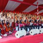 Grup Orkestra SMA Muhammadiyah 10 Surabaya, Youth Symphony Orchestra of SMAMX, bersama 150 anggota padus gabungan, melakukan gladi bersih upacara peringatan Hardiknas 2025 Jatim di Gedung Negara Grahadi, Surabaya, Rabu (30/4/2025). (Foto: IST)