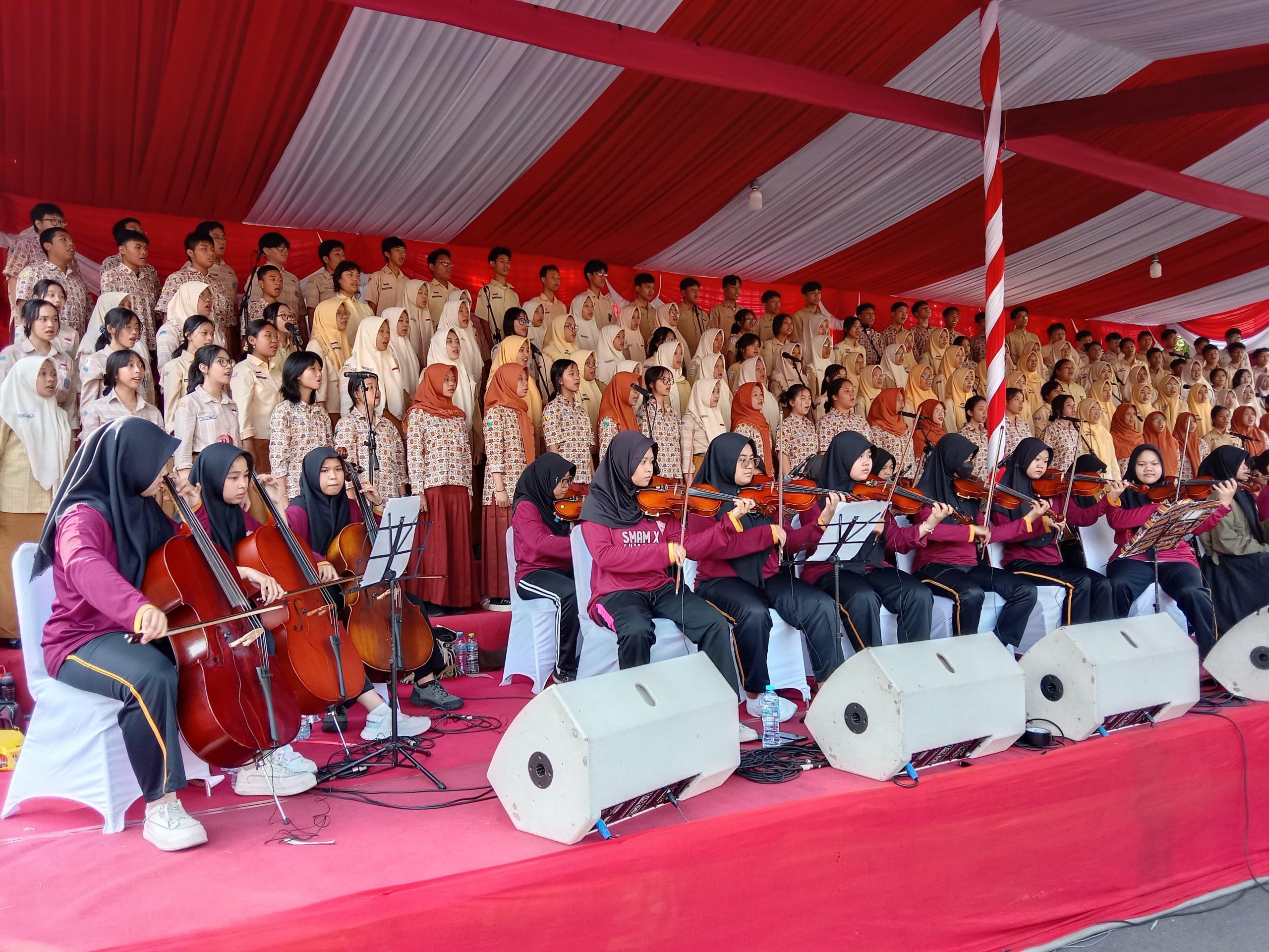 Orkestra SMAMX Surabaya Jadi Pengiring Utama di Upacara Hardiknas 2025 Jatim di Grahadi