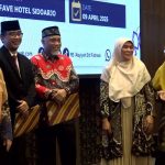 Ketua PWA Jatim Rukmini Amar (paling kiri), Direktur RSUA Siti Fatimah Tulangan 2025-2029 M Hud Suhargono (jas hitam), dan Direktur RSUA Siti Fatimah Tulangan periode sebelumnya Tjatur Prijambodo (batik merah), saat Halal Bihalal dan Pelantikan Direktur RSU Aisyiyah Siti Fatimah Tulangan Sidoarjo di Fave Hotel, Rabu (9/4/2025). (Foto: Ubay NA)