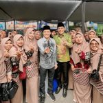 Bupati Sidoarjo Subandi (tengah, batik hijau) dan Ketua Komisi A DPRD Jatim Dedi Irwansa, berfoto bersama para guru SD/MI Muhammadiyah dalam giat FOSKAM SD/MI Muhammadiyah se-Kabupaten Sidoarjo, yang digelar di SD Muhammadiyah 1 Krian, Sabtu (19/4/2025). (Foto: IST)