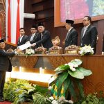 Jubir Fraksi PAN DPRD Jatim, Suli Da'im, menyerahkan draft pandangan umum terkait LKPJ Gubernur Jawa Timur akhir tahun anggaran 2024 dalam Sidang Paripurna, Rabu (9/4/2025). (Foto: IST)