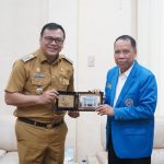 Bupati Deli Serdang, Asri Ludin (kiri), bersama Rektor UMSU Prof Agussani. (Foto: Tajdid.ID)