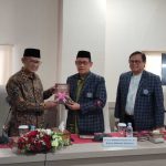 Ketua Umum PP Muhammadiyah Prof Dr Haedar Nashir MSi (kiri) saat menerima buku berjudul Pappaseng ri Elompugi karya Prof Andi Sukri Syamsuri, usai mengisi kuliah tamu di Unismuh Makassar, Ahad (6/4/2025). (Foto: Humas Unismuh)