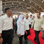 Menko Pangan Zulkifli Hasan (Zulhas) bersama Gubernur Jatim Khofifah Indar Parawansa, saat menghadiri Peluncuran Percepatan Musdesus Pembentukan Kopdes Merah Putih bersama para kepala desa se-Jawa Timur di Gedung Jatim Expo, Surabaya, Rabu (30/4/2025). (Foto: Amanat)