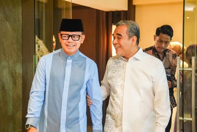 Wamendagri Bima Arya Sugiarto (kiri) bersama Ketua MPR RI Ahmad Muzani saat halal bihalal, Rabu (2/4/2205). (Foto: IST)