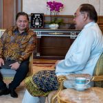 Menko Perekonomian RI Airlangga Hartarto (kiri, batik) menemui Perdana Menteri Malaysia Datuk Seri Anwar Ibrahim di kantornya, Jumat (4/4/2025). (Foto: IST)