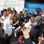 Wali Kota Surabaya Eri Cahyadi memimpin langsung penyegelan gudang milik CV Sentoso Seal yang terletak di kawasan pergudangan Margomulyo, Surabaya, pada Selasa (22/4/2025). (Foto: Humas Pemkot Surabaya)