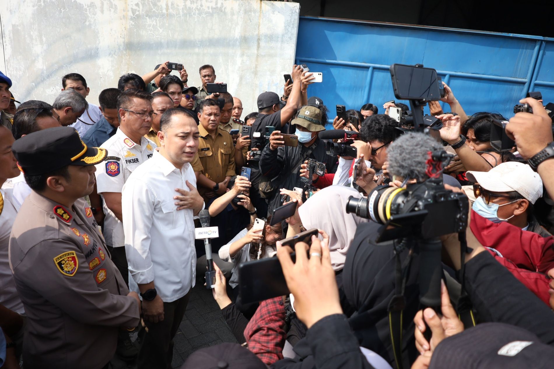 Wali Kota Surabaya Eri Cahyadi memimpin langsung penyegelan gudang milik CV Sentoso Seal yang terletak di kawasan pergudangan Margomulyo, Surabaya, pada Selasa (22/4/2025). (Foto: Humas Pemkot Surabaya)
