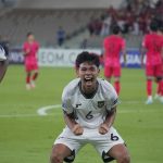 Evandra Florasta (nomor 6) melakukan selebrasi usai berhasil menjaringkan gol kemenangan Timnas Indonesia U17 atas Korea Selatan U17 dalam Piala Asia U17 di Arab Saudi, Jumat (4/4/2025).