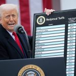 Presiden AS Donald Trump, saat mengumumkan tarif resiprokal di Gedung Putih pada Kamis (2/4/2025) waktu setempat. (Foto: VirginiaMercury)