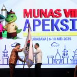 Wali Kota Surabaya, Eri Cahyadi (kanan, kemeja putih), saat Munas VII APEKSI 2025, di Convention Hall Grand City, Jumat, (9/5/2025) lalu. (Foto: Kominfo)