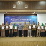 Rektor dan Ketua BPH Umsida bersama para pejabat struktural Fakultas dan Prodi di lingkungan Umsida yang baru saja menerima SK. (Foto: Humas Umsida)